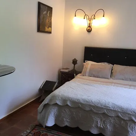 Couette-café Mas De La Montille 4*